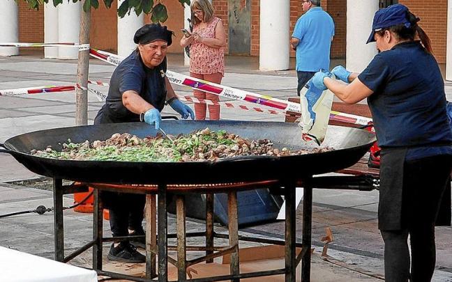 Una de las dos grandes paellas de las que los comerciantes repartieron 700 tickets a los vecinos del barrio. | FOTO: JON URRIZA