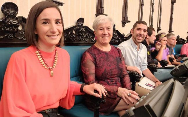 Garbiñe Ruiz Noriega, en primer término, junto a sus compañeros de grupo en el Ayuntamiento
