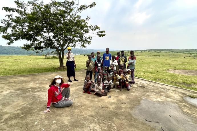 Cristina Maruri y otras cinco personas han creado el proyecto 'The Lights of Kazinga' para atender a los niños más desfavorecidos de este punto de Uganda.