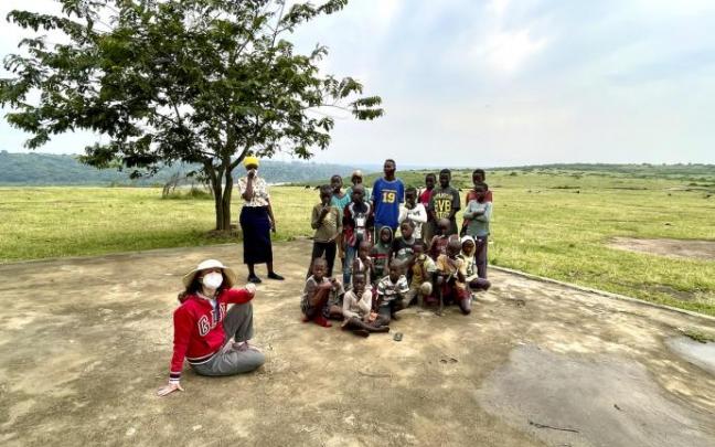 Cristina Maruri y otras cinco personas han creado el proyecto 'The Lights of Kazinga' para atender a los niños más desfavorecidos de este punto de Uganda.