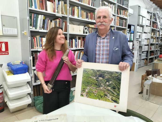 Haizea Uribelarrea, con una lámpara eléctrica minera, junto a Kepa Elejoste Barreiro, donante de una gran colección documental sobre las minas de Meatzaldea.