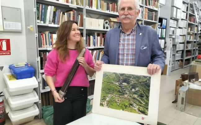 Haizea Uribelarrea, con una lámpara eléctrica minera, junto a Kepa Elejoste Barreiro, donante de una gran colección documental sobre las minas de Meatzaldea.