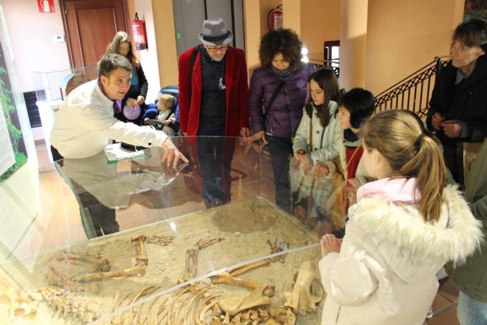 Uno de los tesoros del Museo de Orozko es el esqueleto de un oso y en Dima está el Museo Antzasti.