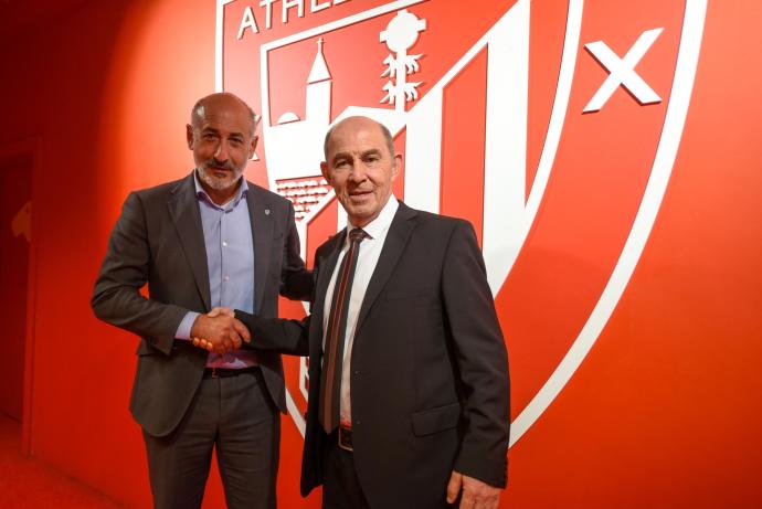 El presidente del Athletic, Aitor Elizegi, tiende la mano a Ricardo Bochini, premiado con el One Club Man 2022.