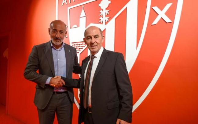 El presidente del Athletic, Aitor Elizegi, tiende la mano a Ricardo Bochini, premiado con el One Club Man 2022. El presidente del Athletic, Aitor Elizegi, tiende la mano a Ricardo Bochini, premiado con el One Club Man 2022.