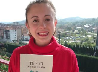 Nagore E. Ugarriza muestra su libro de poemas 'Tú y yo, pero solo conmigo'.