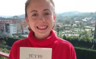 Nagore E. Ugarriza muestra su libro de poemas 'Tú y yo, pero solo conmigo'.