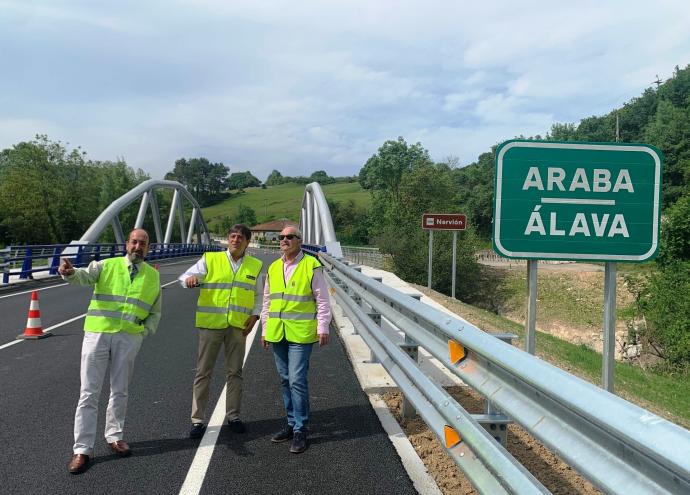 Visita institucional a la carretera.