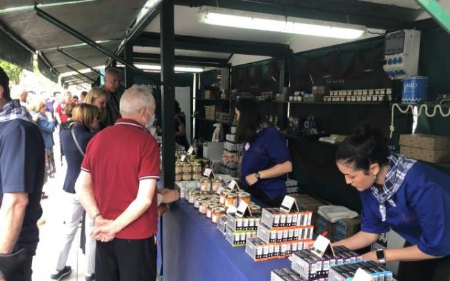 Los compradores abarrotaron los expositores durante la jornada de ayer.