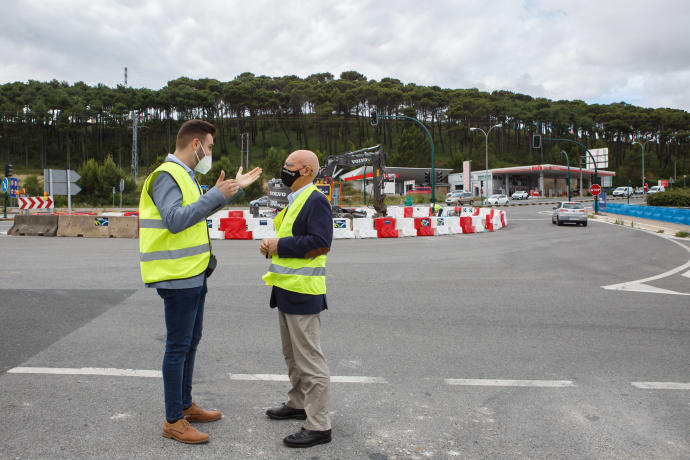 El alcalde de Zizur Mayor, Jon Gondán, y el consejero de Cohesión Territorial, Bernardo Ciriza, durante la visita a los primeros trabajos en la renovación del nudo semafórico de Zizur.