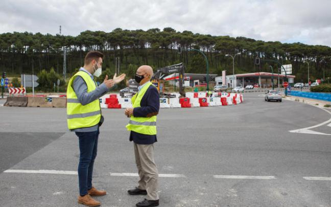 El alcalde de Zizur Mayor, Jon Gondán, y el consejero de Cohesión Territorial, Bernardo Ciriza, durante la visita a los primeros trabajos en la renovación del nudo semafórico de Zizur. El alcalde de Zizur Mayor, Jon Gondán, y el consejero de Cohesión Territorial, Bernardo Ciriza, durante la visita a los primeros trabajos en la renovación del nudo semafórico de Zizur.