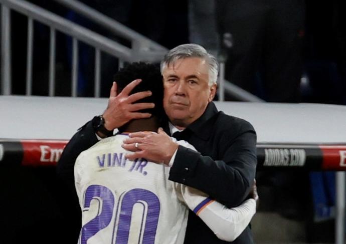 Ancelotti abraza a Vinicius