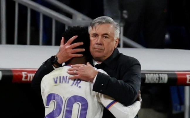 Ancelotti abraza a Vinicius Ancelotti abraza a Vinicius
