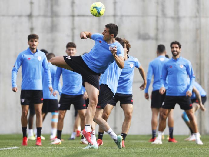 Vivian, que volverá a ser titular en el centro de la defensa del Athletic, durante un rondo en Lezama.