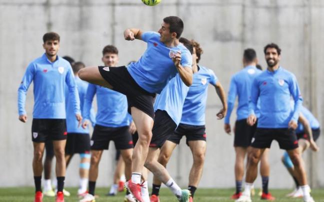 Vivian, que volverá a ser titular en el centro de la defensa del Athletic, durante un rondo en Lezama. Vivian, que volverá a ser titular en el centro de la defensa del Athletic, durante un rondo en Lezama.