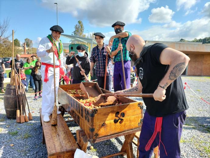 Cerca de 400 kilos de manzanas traídas desde Sopuerta fueron machacadas ayer en la kirikoketa instalada junto al mina Bodovalle.