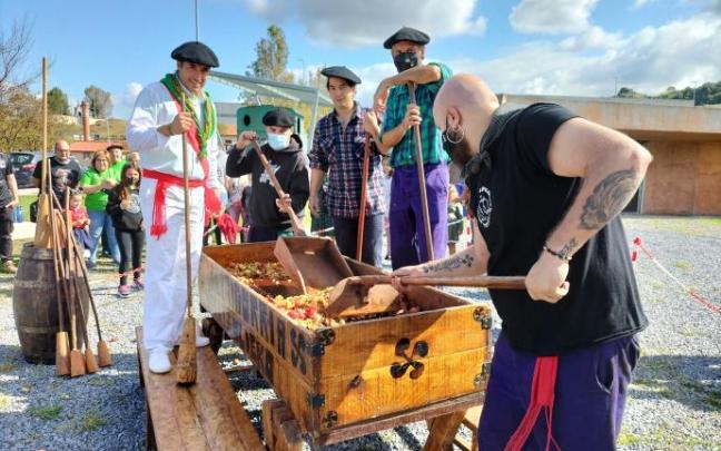 Cerca de 400 kilos de manzanas traídas desde Sopuerta fueron machacadas ayer en la kirikoketa instalada junto al mina Bodovalle.