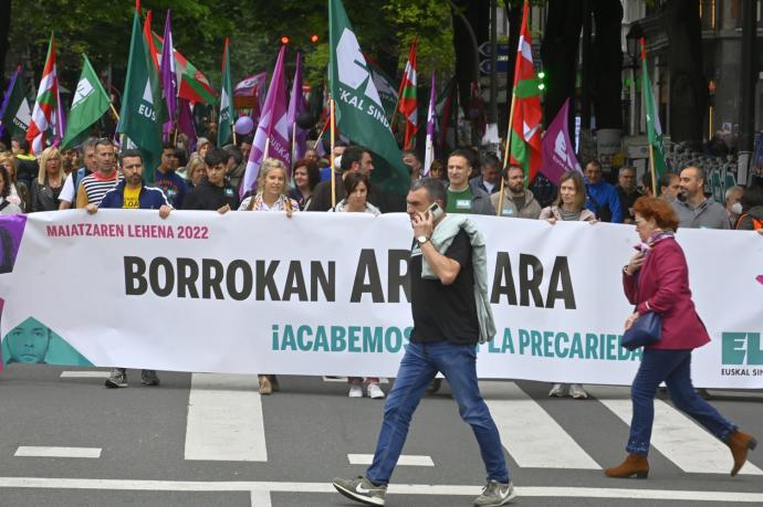 Pancarta de la manifestación de ELA en Bilbao, con Mitxel Lakuntza a la cabeza.