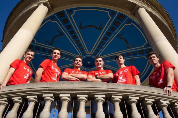 Los seis pelotaris posan en el kiosko de la Plaza del Castillo de Pamplona. De izda. a dcha.: Iñigo Purroy, Javier Insausti, Unai Mata, Andoni Gaskue, Marcos Pérez y Asier Mayo.