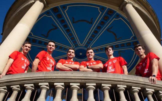 Los seis pelotaris posan en el kiosko de la Plaza del Castillo de Pamplona. De izda. a dcha.: Iñigo Purroy, Javier Insausti, Unai Mata, Andoni Gaskue, Marcos Pérez y Asier Mayo. Los seis pelotaris posan en el kiosko de la Plaza del Castillo de Pamplona. De izda. a dcha.: Iñigo Purroy, Javier Insausti, Unai Mata, Andoni Gaskue, Marcos Pérez y Asier Mayo.