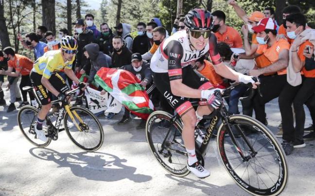 Roglic y Pogacar, en la subida a Ermualde, donde venció el joven esloveno.