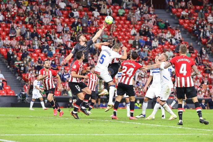 Unai Simón despeja de puños un balón en el derbi contra el alavés.