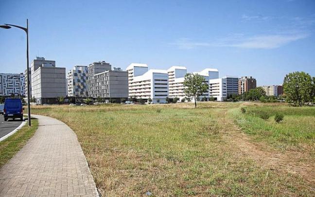 El colegio de Educación Infantil y Primaria de Aldaialde estará situado en la parcela de la imagen, entre las calles Océano Pacífico y Henry Morton Stanley. Foto: Jorge Muñoz