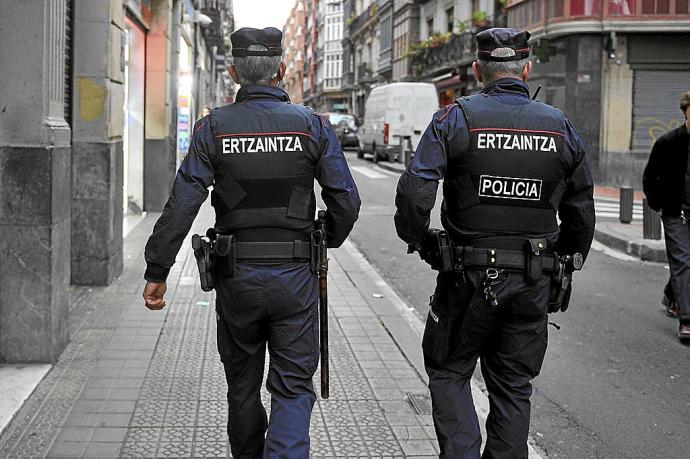 Dos agentes de la Ertzaintza patrullan las calles de Bilbao, en una imagen de archivo. Foto: Oskar González