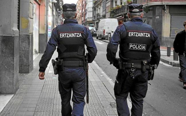 Dos agentes de la Ertzaintza patrullan las calles de Bilbao, en una imagen de archivo. Foto: Oskar González Dos agentes de la Ertzaintza patrullan las calles de Bilbao, en una imagen de archivo. Foto: Oskar González