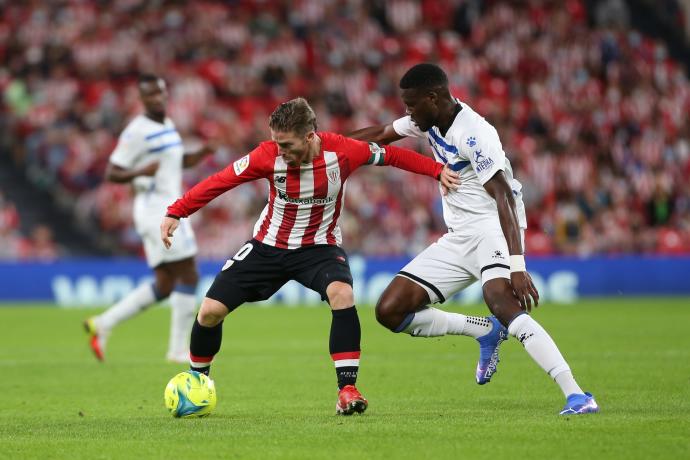 Iker Muniain, presionado en el encuentro ante el Alavés.