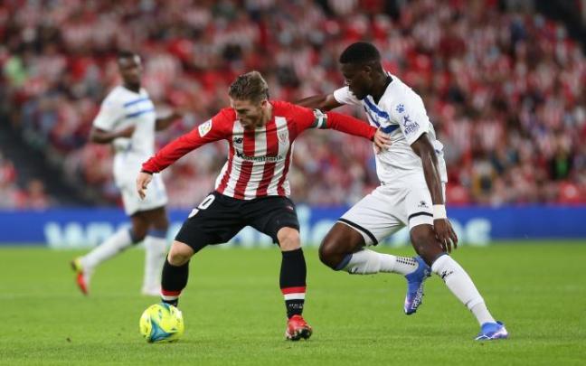 Iker Muniain, presionado en el encuentro ante el Alavés. Iker Muniain, presionado en el encuentro ante el Alavés.