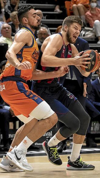 Giedraitis es asfixiado por la defensa de Josep Puerto, durante el primer partido. Foto: Área 11