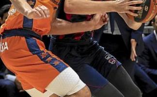 Giedraitis es asfixiado por la defensa de Josep Puerto, durante el primer partido. Foto: Área 11