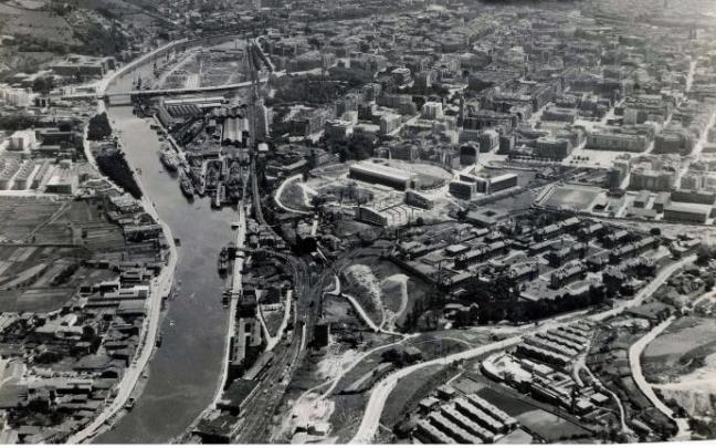 Vista aérea tomada en 1956 donde se observa la zona de Basurto en plena metamorfosis y la actividad portuaria en la ría.