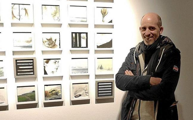 Alvira, delante de su obra &lsquo;Fragmentos de luz y paisaje&rsquo;, con acuarela, tintas y collage sobre papel.