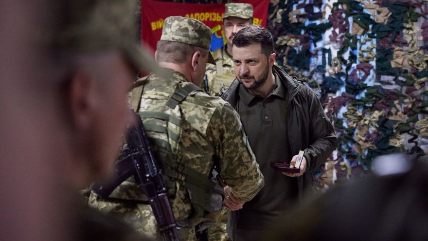 El presidente de Ucrania, Volodimir Zelenski, visita a los militares en el frente oriental.