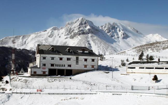 Exterior del refugio militar General Garrido en ruinas