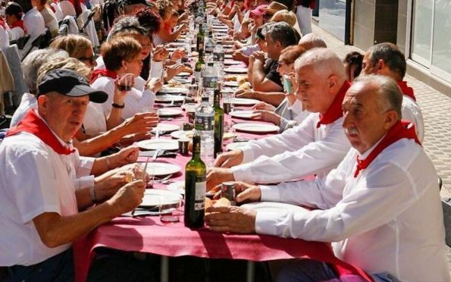 En primera fila, Carlos Cortaire (derecha), Javier Osácar (izquierda) y Mari García Ripalda (segundo a la derecha), vecinos de Mocholí.