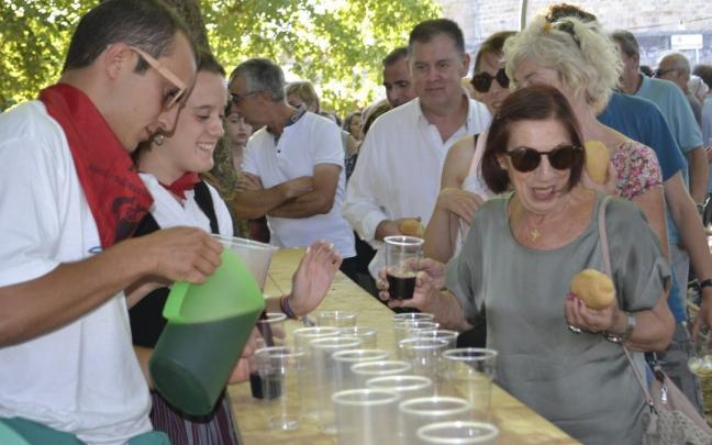 La fiesta acogió numerosos visitantes que guardaron cola para hacerse con un vaso de vino y un txoripán La fiesta acogió numerosos visitantes que guardaron cola para hacerse con un vaso de vino y un txoripán