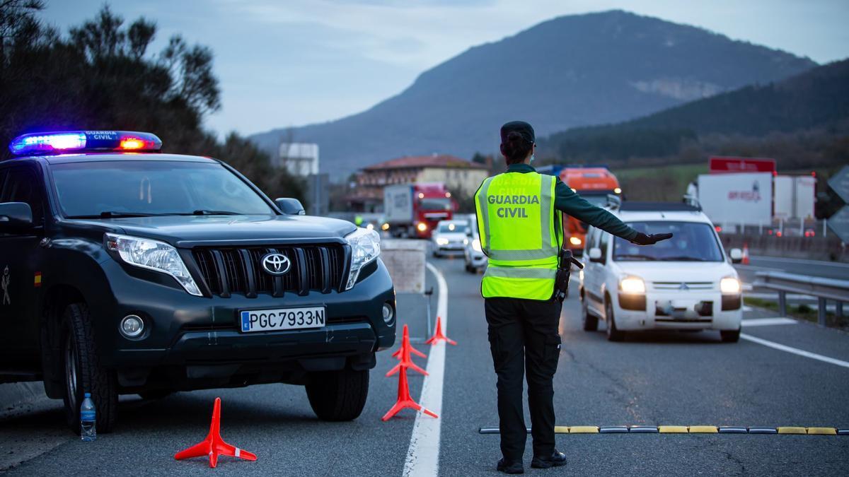 Imagen de archivo de un control de Guardia Civil en Navarra.