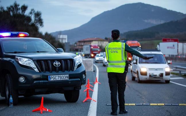 Imagen de archivo de un control de Guardia Civil en Navarra.