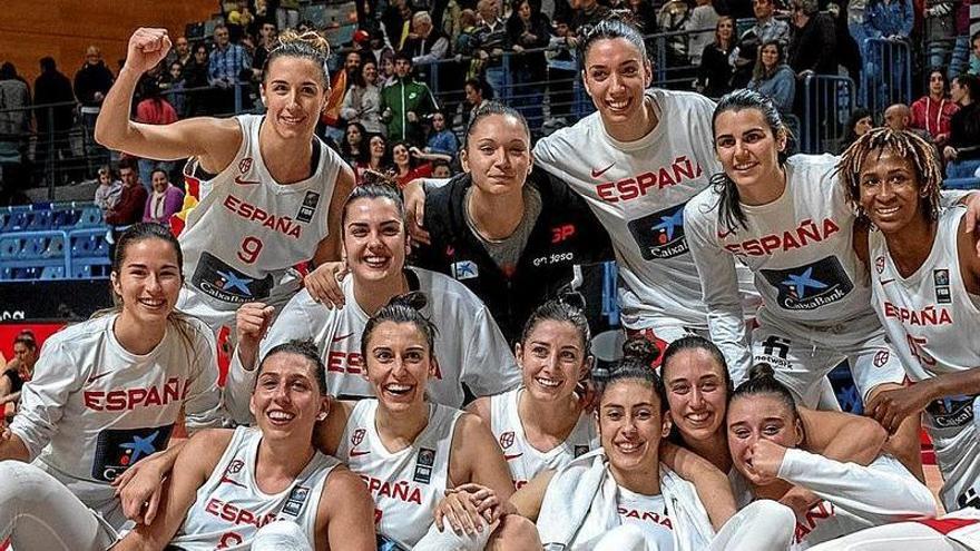 Irati Etxarri, en el centro con sudadera, celebrando el pase al Eurobasket con sus compañeras.