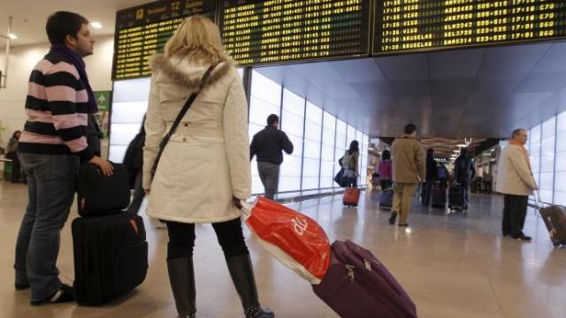 Los viajeros procedentes de zonas consideradas de alto riesgo deben guardar 10 días de cuarentena.