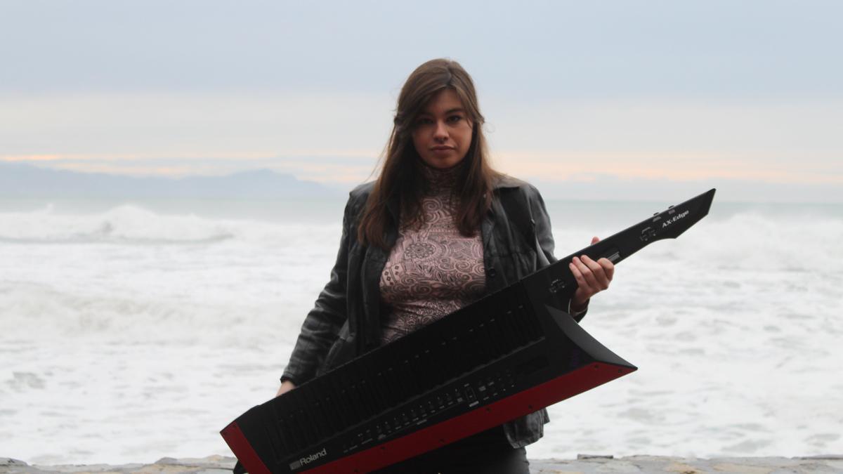 Oihana Rodriguez (Akaleia) en la playa de Itzurun con su peculiar instrumento llamado ‘Keytar’.