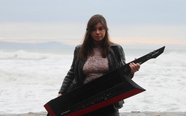 Oihana Rodriguez (Akaleia) en la playa de Itzurun con su peculiar instrumento llamado ‘Keytar’.