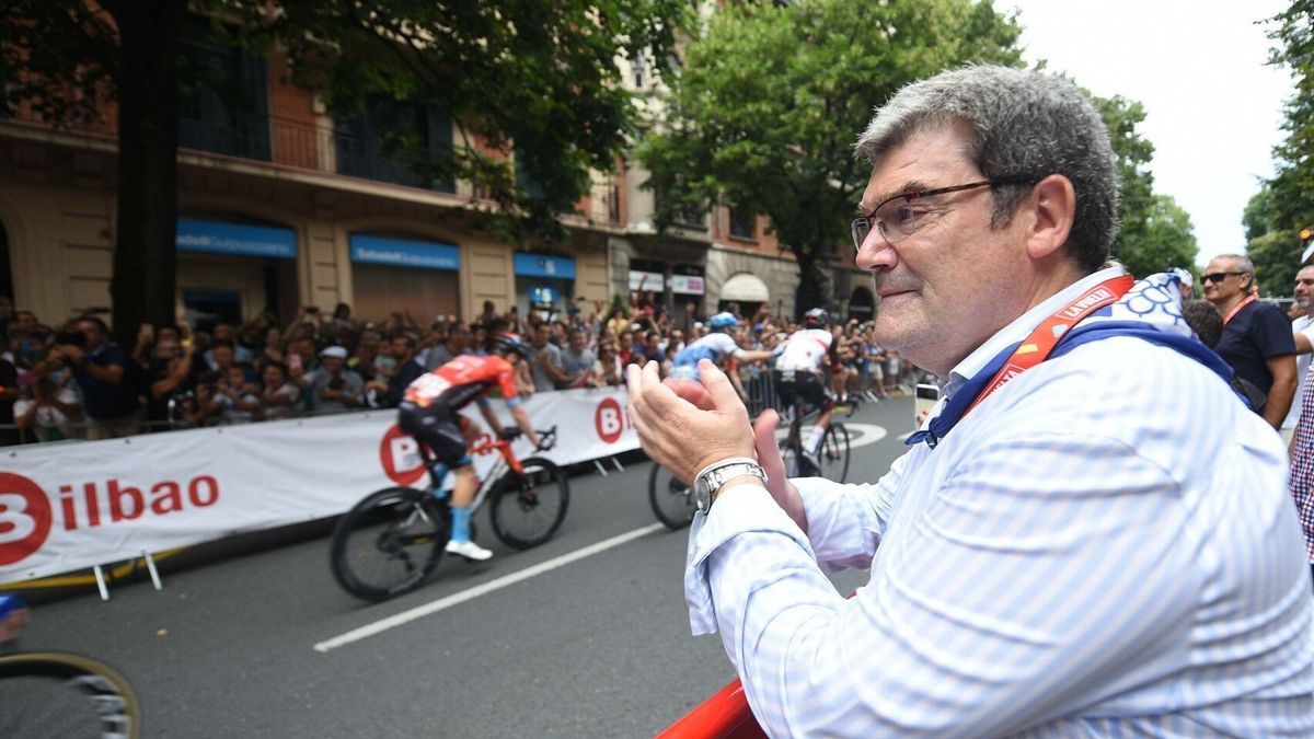 Juan Mari Aburto, el alcalde de Bilbao, en la llegada de la quinta etapa de La Vuelta.