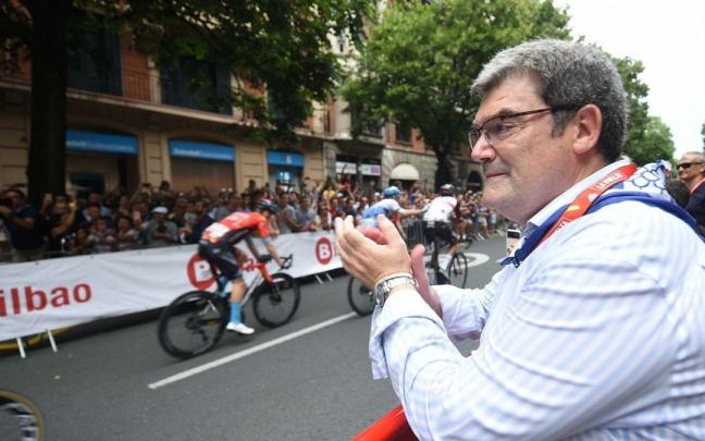 Juan Mari Aburto, el alcalde de Bilbao, en la llegada de la quinta etapa de La Vuelta.