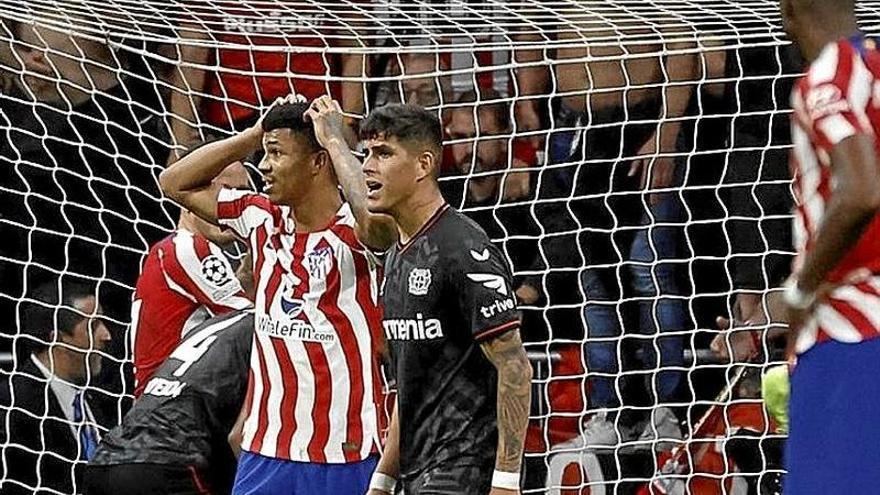 Lamentos de los jugadores del Atlético tras fallar el penalti. | FOTO: EFE