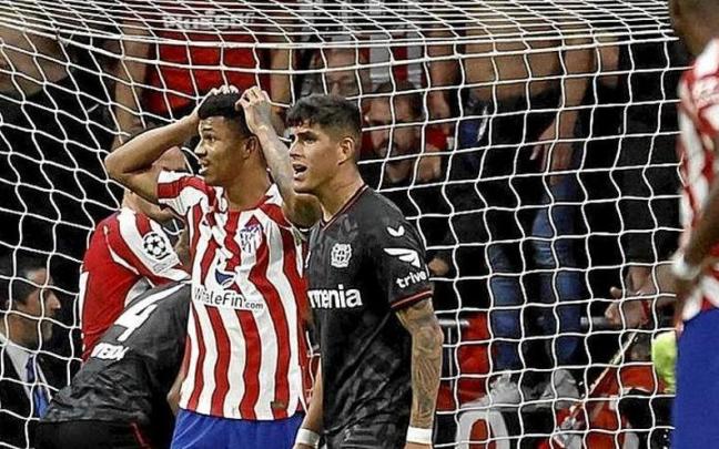 Lamentos de los jugadores del Atl&eacute;tico tras fallar el penalti. | FOTO: EFE
