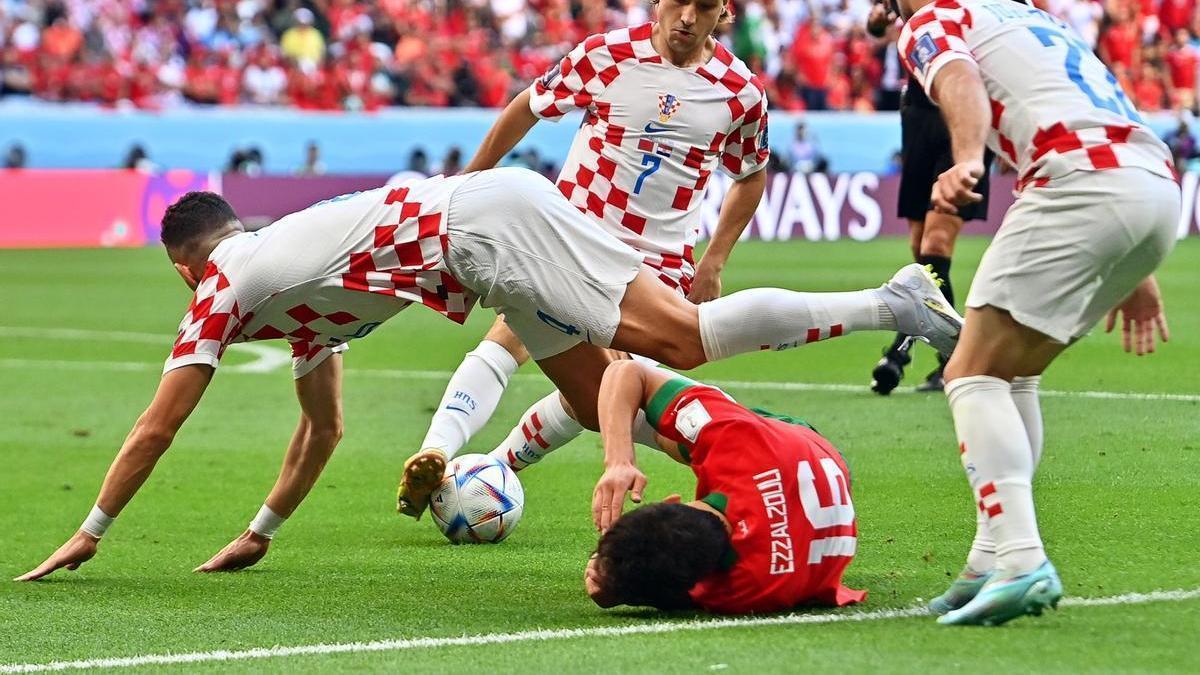 Abde, en el suelo, al ser trabado por un jugador de Croacia, en un lance del encuentro.